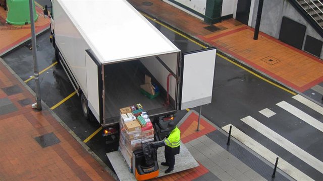Trabajador descargando mercancías para un supermercado en Bizkaia.