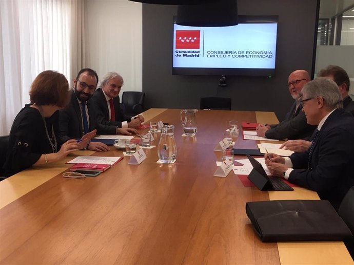 El consejero de Economía, Manuel Giménez, con los secretarios generales de CCOO y UGT y el presidente de CEIM. Archivo.