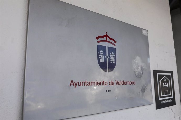 Cartel en la entrada del Ayuntamiento de Valdemoro.
