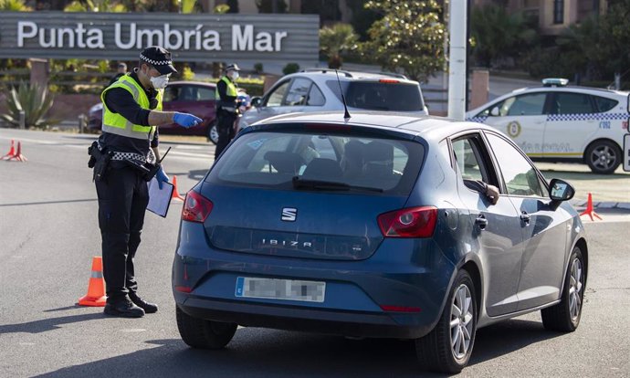 Policias municipales de Punta Umbría controlando los accesos al municipio para asegurar el cumplimiento de restricciones. Huelva a 27 de marzo 2020