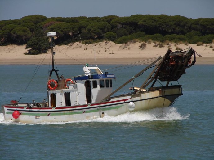 La flota de la chirla del Golfo de Cádiz permanece amarrada a puerto hasta julio