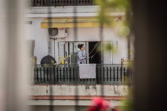 Una mujer salta a la comba en su terraza durante el primer día laborable de la segunda semana desde que se decretó el estado de alarma en el país a consecuencia del coronavirus, en Barcelona/Catalunya (España) a 23 de marzo de 2020.