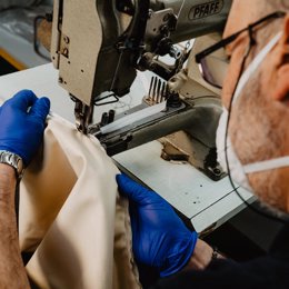 Un trabajador de la fábrica de Calzados Pitillos en Arnedo (La Rioja) fabrica material sanitario para combatir el coronavirus.