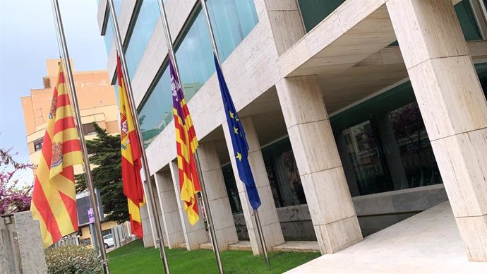 Entrada del Consell de Ibiza, con las banderas a media asta.