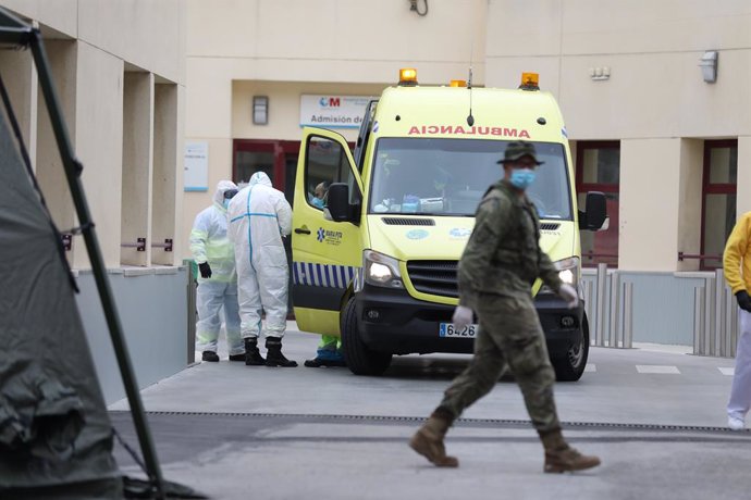 Personal sanitari d'ambulncies i un soldat a l'Hospital Gregorio Marañón, a Madrid (Espanya), 30 de mar del 2020.