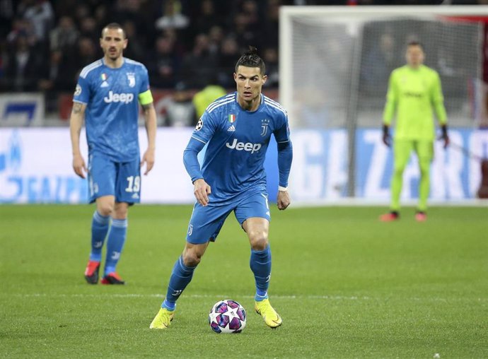 Cristiano Ronaldo conduce la pelota en el partido entre el Olympique de Lyon y la Juventus de ida de octavos de la Liga de Campeones 2019-2020