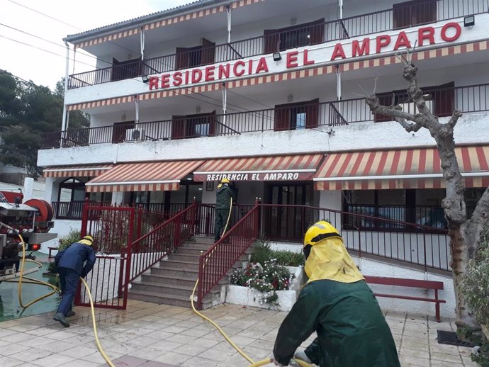 Operarios limpian la residencia El Amparo, en la pedanía murciana de Santo Ángel