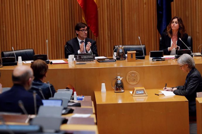 El ministro de Sanidad, Salvador Illa (i), durante su comparecencia en la Comisión de Sanidad del Congreso de los Diputados, hoy jueves, en la que ha explicado que los datos de los últimos días indican un cambio de tendencia, con incrementos menores a l