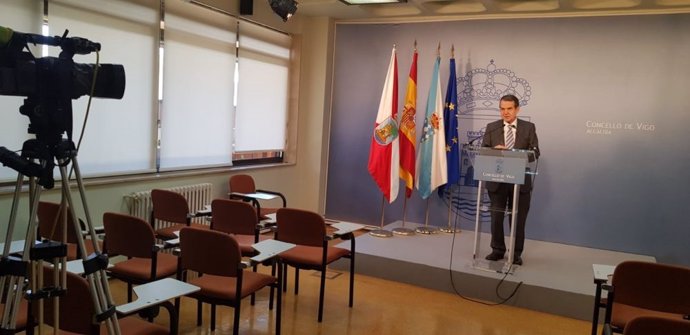 El alcalde de Vigo, Abel Caballero, durante una comparecencia en la sala de prensa de la Alcaldía, desierta debido a las medidas del estado de alarma por el COVID-19.