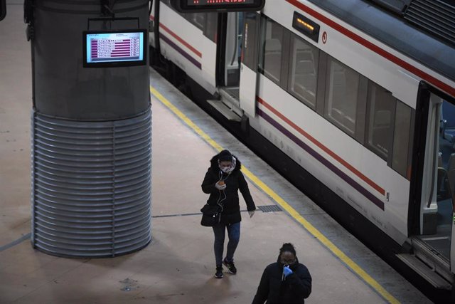 Poca afluencia de pasajeros en los andenes de la Estación de Atocha en Madrid (España) a 30 de marzo de 2020