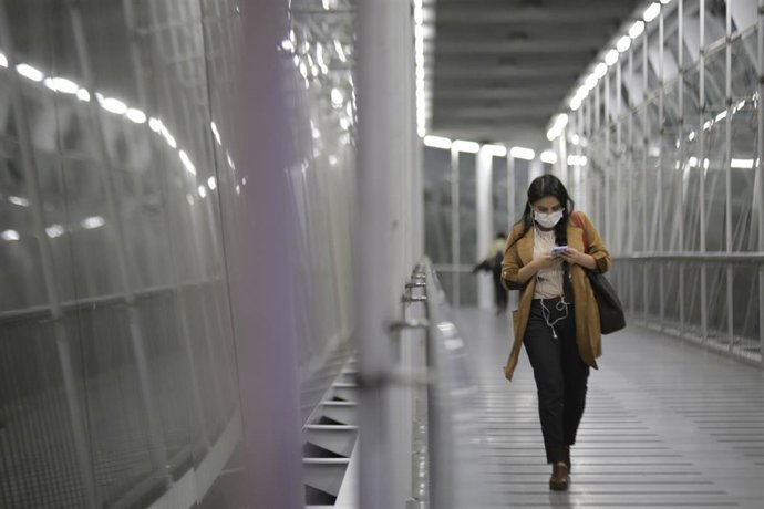Una mujer con mascarilla por el coronavirus en Bogotá (Colombia)