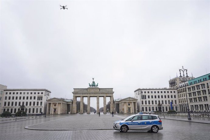 Un coche de la Policía alemana frente a la Puerta de Brandeburgo