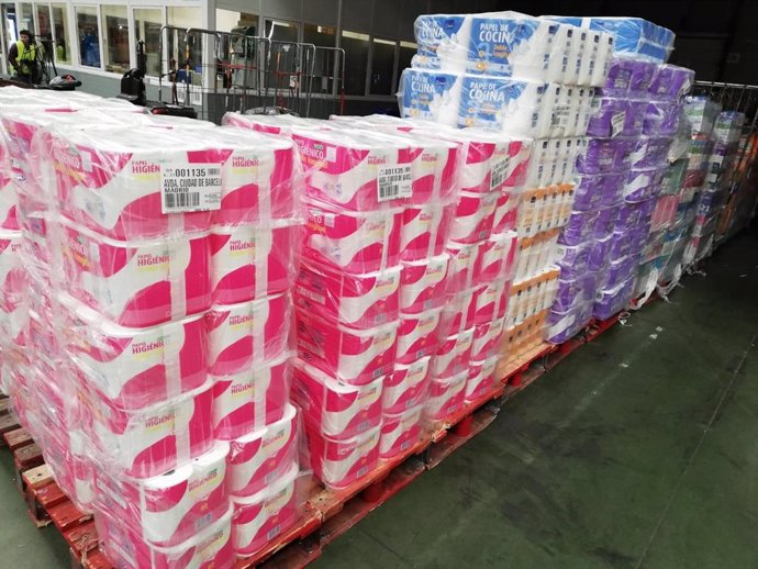 Pales de papel higiénico en un supermercado 