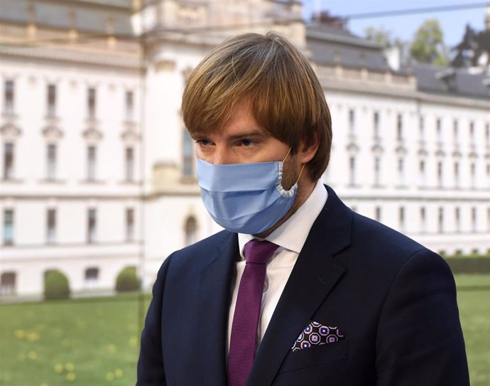 El ministro de Sanidad de República Checa, Adam Vojtech, con mascarilla por el coronavirus