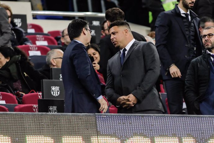 Ronaldo Nazario charla con Josep Maria Bartomeu en el palco del Camp Nou durante un FC Barcelona-Valladolid