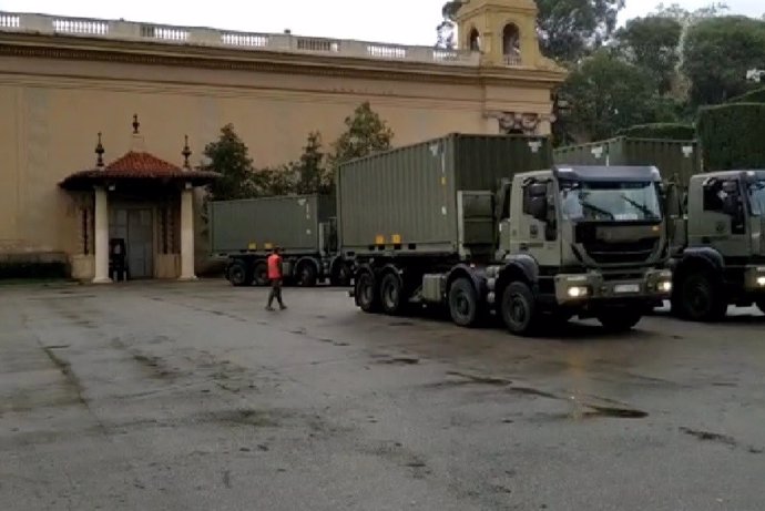Llegada de camiones del Ejército para ampliar las plazas del espacio para personas vulnerables en el recinto Montjuc de Fira de Barcelona.