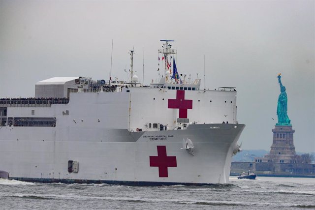 El buque sanitario 'USNS Comfort' en el río Hudson y junto a la Estatua de la Libertad para prestar atención a contagiados por coronavirus en Nueva York, Estados Unidos
