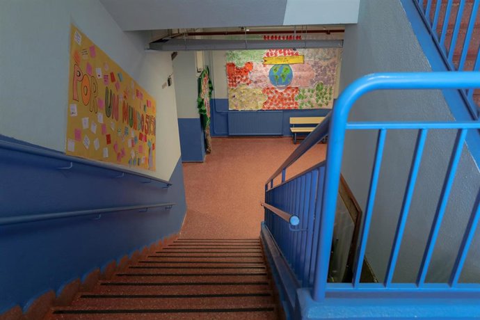 Escaleras vacías de uno de los colegios de la Comunidad de Madrid cerrados para evitar que los escolares se contagien de coronavirus.