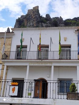 Banderas recogidas con lazo negro en el Ayuntamiento de Albanchez de Mágina