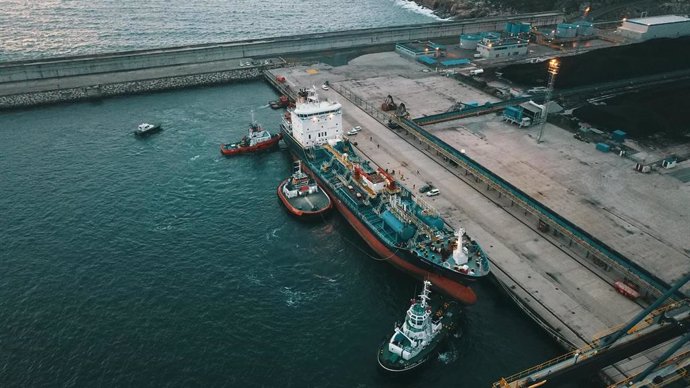 Imagen tomada con dron del Blue Star a su llegada al puerto exterior de Ferrol, donde ha sido amarrado tras ser rescatado por un dipositivo que logró desencallar al buque quimiquero que llevaba varado en la costa de As Mirandas, en Ares (A Coruña)