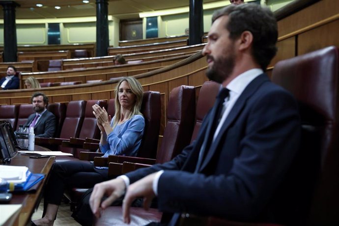 La portavoz parlamentaria del Grupo Popular, Cayetana Álvarez de Toledo, y el líder del PP, Pablo Casado, en el debate del Congreso que acordó la prórroga del estado de alarma. En Madrid (España), a 25 de marzo de 2020.