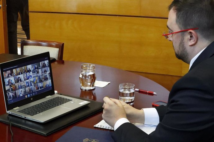 Adrián barbón durante la videoconferencia con Pedro Sánchez y el resto de presidentes autonómicos.
