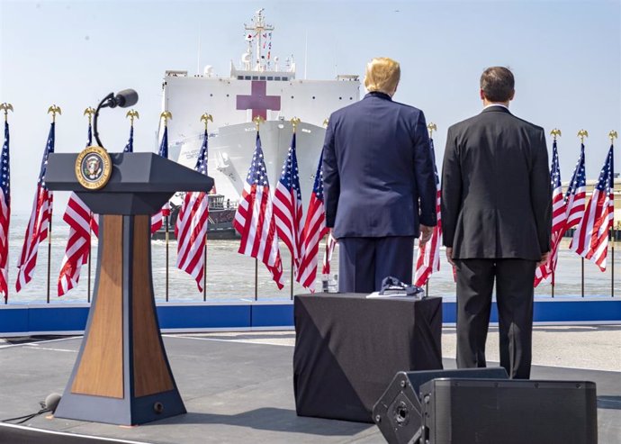 Donald Trump y Mark Esper reciben al buque hospital 'Comfort' en Nueva York