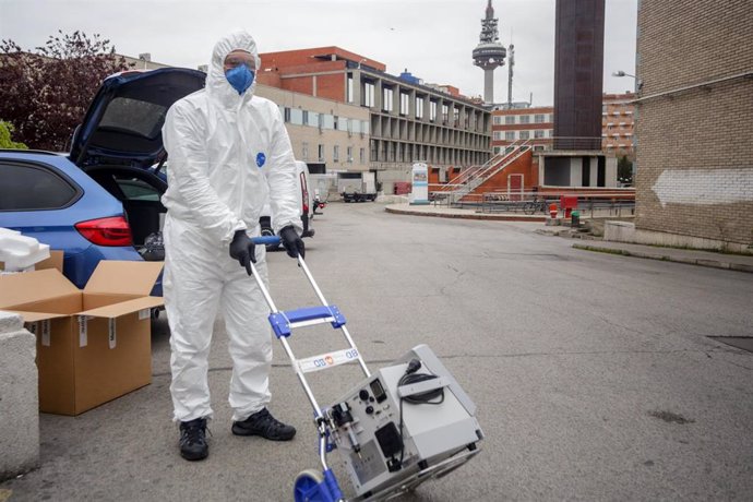 Un tcnic protegit amb un vestit, guants i mascareta a l'Hospital Gregorio Marañón abans de muntar un respirador, a Madrid (Espanya) a 20 de mar de 2020.