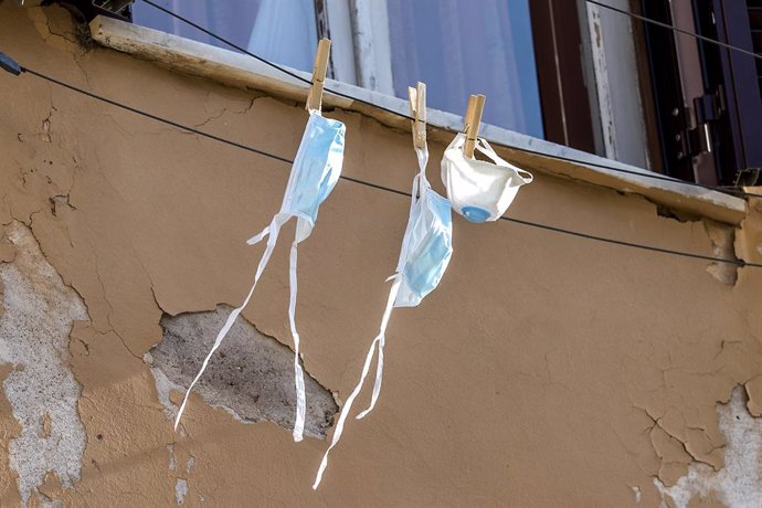 Mascarillas penjades d'una finestra a Roma