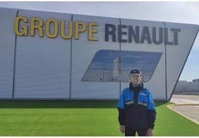 Empleados de Renault colaboran para fabricar piezas con las que crear máscaras para la Policía Municipal de Valladolid.