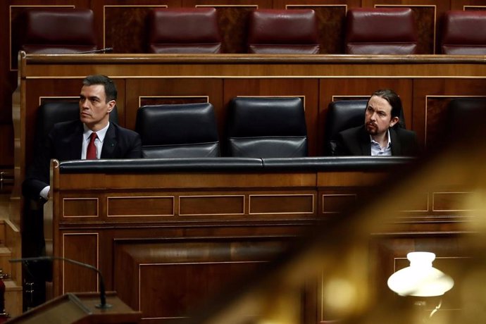 El presidente del Gobierno, Pedro Sánchez (i), y el vicepresidente de Derechos Sociales, Pablo Iglesias, durante el pleno del Congreso que debatió la prórroga del estado de alarma