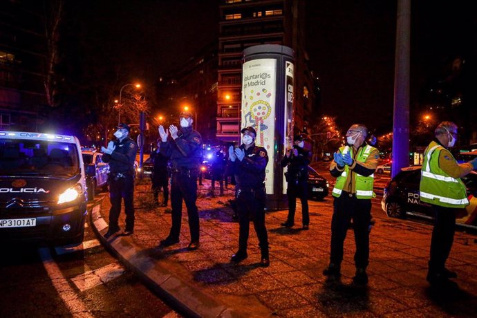 Policías, enfermeros y médicos se unen a los aplausos a los trabajadores sanitarios en la Fundación Jiménez Díaz de Madrid a 21 de marzo de 2020