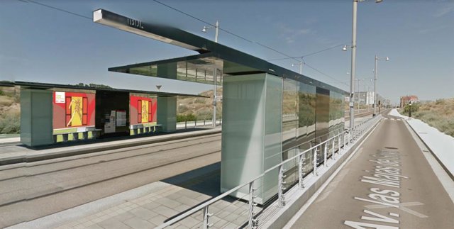 Parada de tranvía sin viajeros esperando