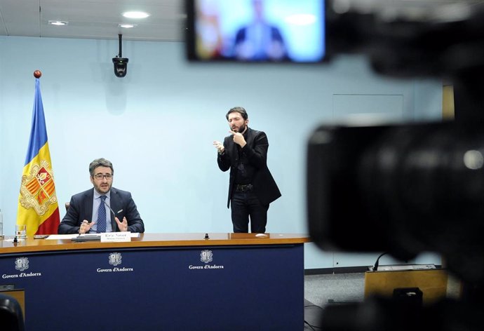 El ministro Portavoz, Eric Jover, y el intérprete del lenguage de los signos, David Jiménez