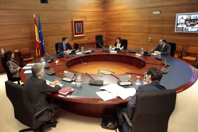 El presidente del Gobierno, Pedro Sánchez, preside el Consejo de Ministros extraordinario