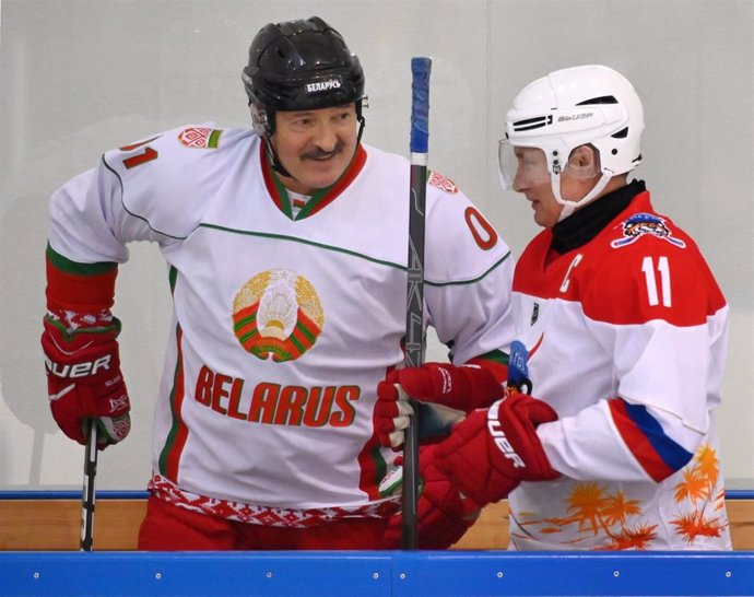 El presidente de Bielorrusia, Alexander Lukashenko, y el de Rusia, Vladimir Putin, durante un partido de exhibición de hockey hielo en la ciudad occidental rusa de Sochi. 