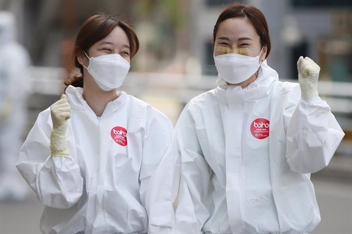 Dos trabajadoras de un hospital de Daegu, uno de los dos epicentros del coronavirus en Corea del Sur.
