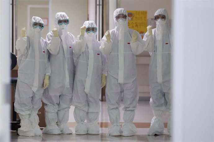 Trabajadores médicos con trajes de seguridad para atender a enfermos por coronavirus.