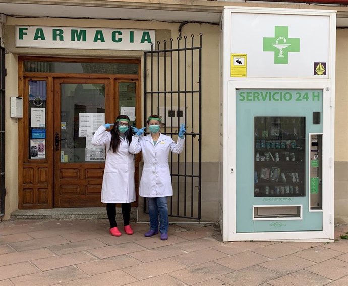 Cristina Díaz, farmacéutica de Grañón, con su compañera, llevando las máscaras