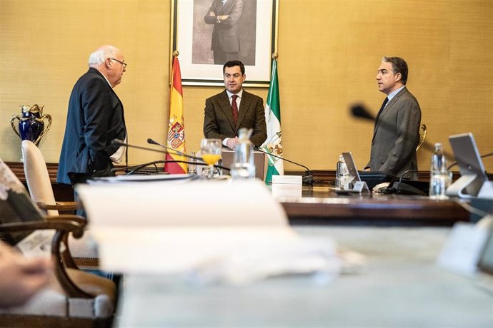 El presidente de la Junta de Andalucía, Juanma Moreno (centro), junto a los consejeros de Salud y Familias, Jesús Aguirre (i), y de la Presidencia, Administración Pública e Interior, Elías Bendodo (d), en una reunión del Consejo de Gobierno.