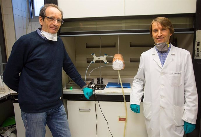 Dos científicos de la Universidad de Navarra.