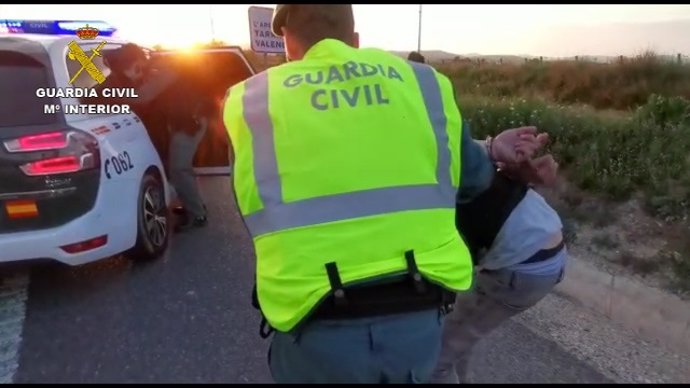 La Guardia Civil detiene a tres hombres en Vilafranca del Peneds (Barcelona) al intentar esquivar un control en un coche robado.