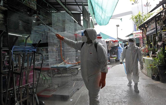 Un equipo de limpieza en Bangkok