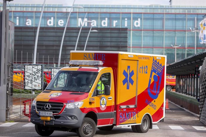 Salida de un vehículo del Samur en Ifema, donde se ha construido un 'hospital de campaña', en Madrid.