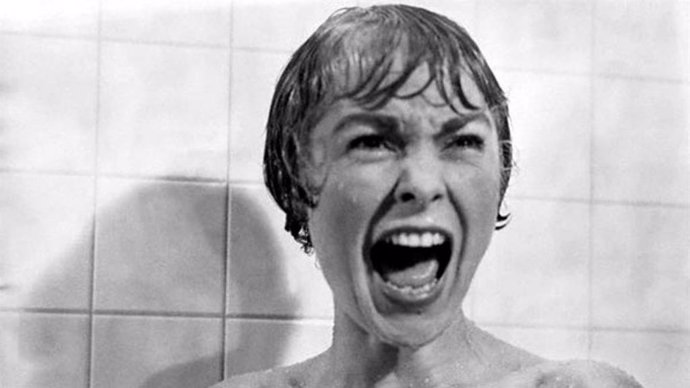     Además de haber conseguido que la gente le tenga miedo eternamente a las duchas de los moteles, Alfred Hitchcock y sus películas continúan teniendo mucho impacto en la cultura popular. 'Psicosis', que cumple 55 años, es aún hoy en día un referente p