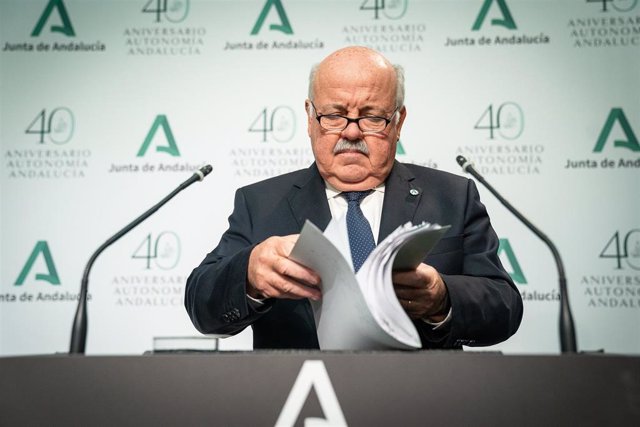 El consejero de Salud y Familias, Jesús Aguirre, en rueda de prensa en una imagen de archivo.