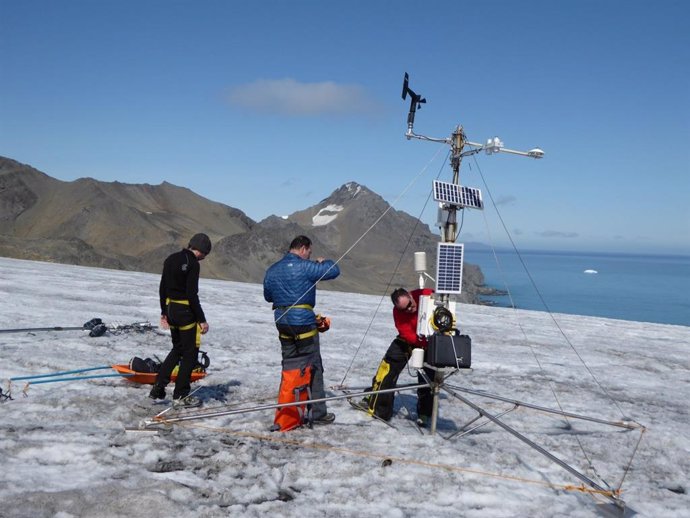 Científicos toman datos meteorológicos en una Base Antártica Española en el verano de 2020.