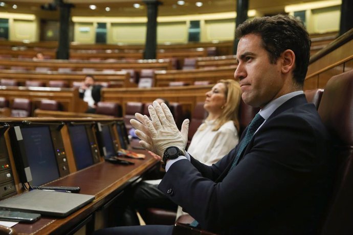 El secretario general del PP, Teodoro García Egea, escucha al presidente del Gobierno, Pedro Sánchez, durante su comparecencia sobre el estado de alarma. En Madrid (España), a 18 de marzo de 2020.