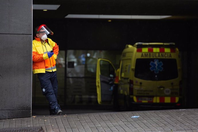 Un trabajador del SAMUR espera en las urgencias del Hospital de Sant Pau de Barcelona (Catalunya, España) a 30 de marzo de 2020.