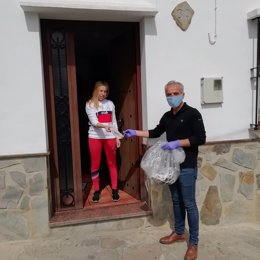 El alcalde de Villaluenga repartiendo mascarillas a los vecinos